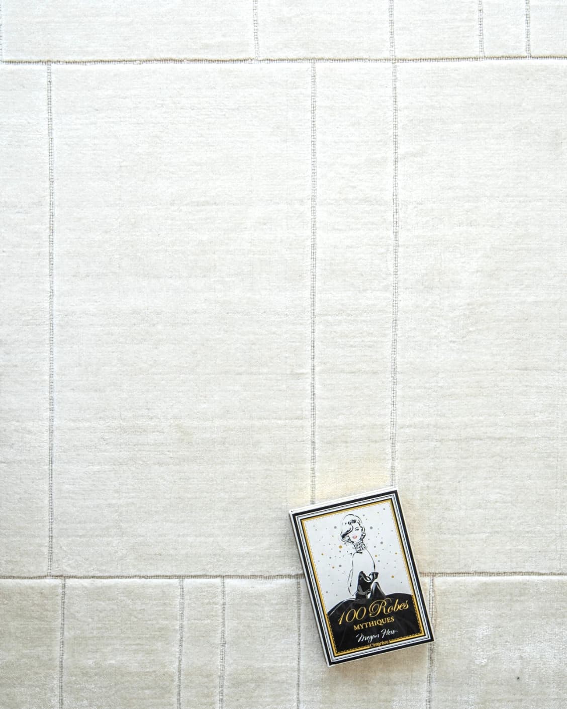Elliot Bianca Round carpet in white and pearl, shown in a lifestyle top view as image 4