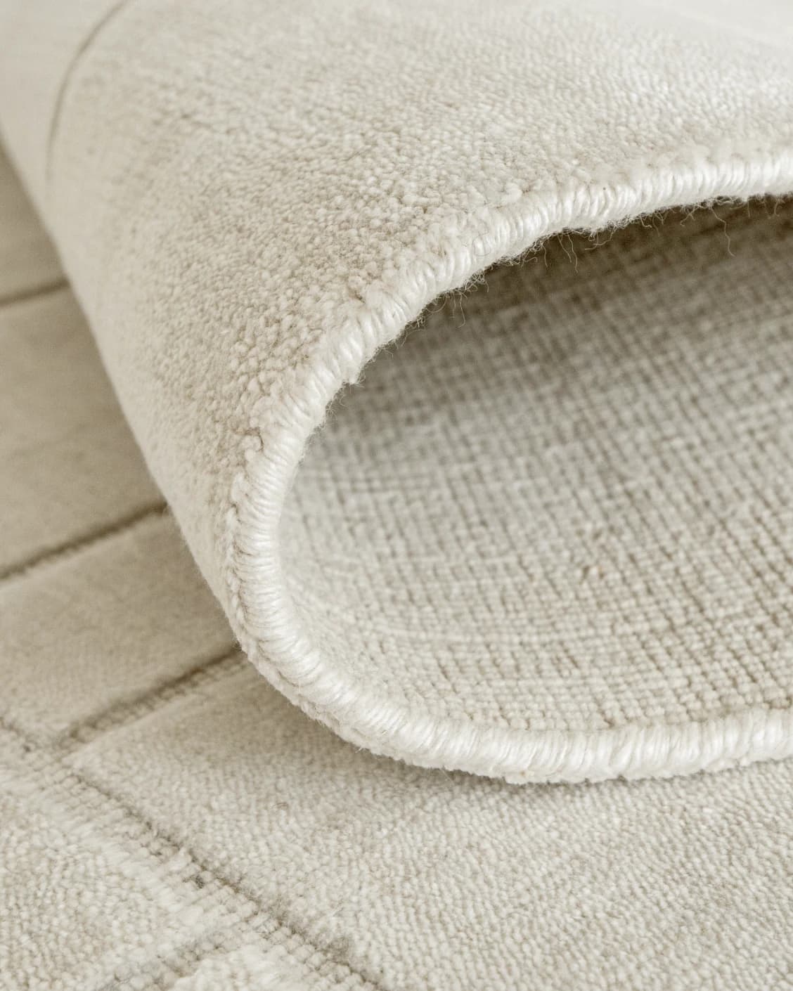 Elliot Bianca Round carpet in white and pearl, shown in a product close-up as image 5