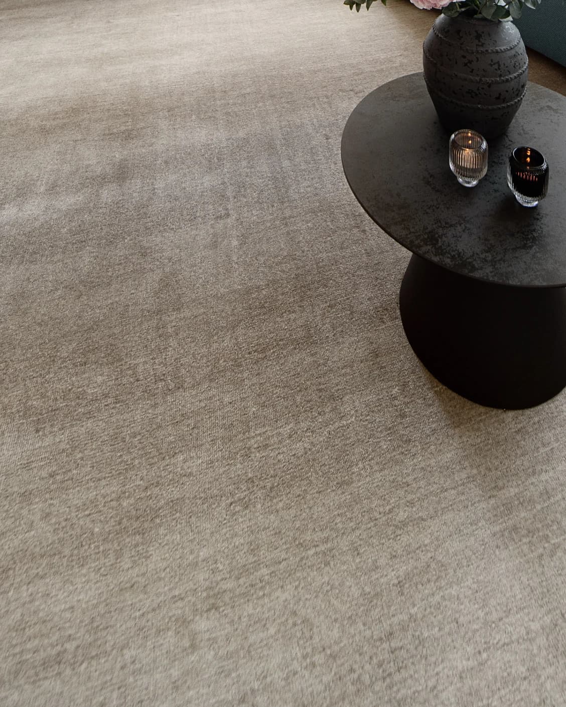 Oscar Dune Round carpet in dune and beige, shown in a lifestyle close-up as image 4